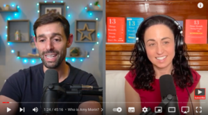 Frame do vídeo com Jacob Morgan do lado esquerdo e Amy Morin do lado direito